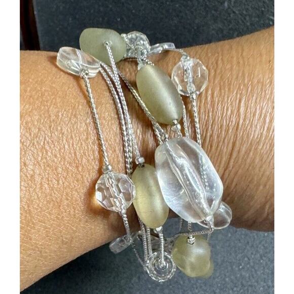 -BRACELET AVON Clear White and Frosted Beaded Multi-strand Bracelet - Picture 5 of 10